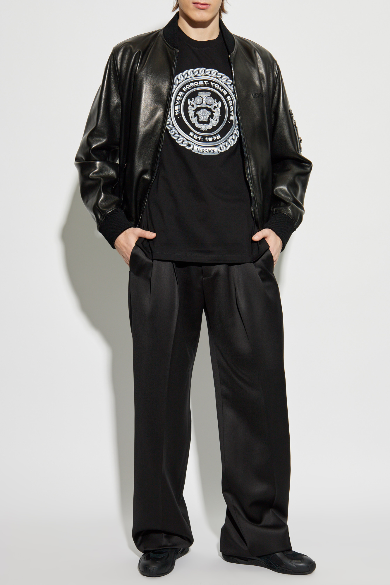Tシャツ・カットソー VERSACE Men T Shirts 10133021A134012B510 Black 楽天市場】ヴェルサーチ VERSACE メンズ トップス Tシャツ 半袖